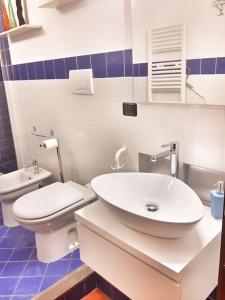 a bathroom with a white sink and a toilet at Appartamento Stella in centro a Firenze in Florence