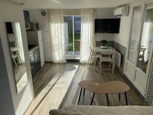 Televízia a/alebo spoločenská miestnosť v ubytovaní Charmant studio avec jardin