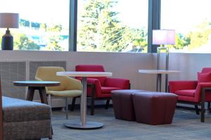 Hampton Inn Lead的休息区