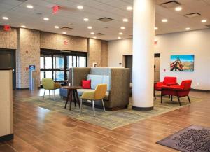 Hampton Inn Lead的休息区
