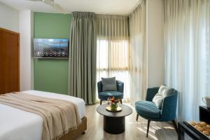 Un pat sau paturi într-o cameră la Maxim Design Hotel 3 Star Superior