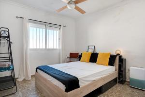 Un dormitorio con una cama y un ventilador de techo. en Villa Paraíso, en Pago del Humo 27 fotos más