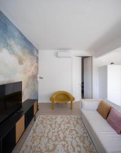 ein Wohnzimmer mit einem Sofa und einem TV in der Unterkunft Gold Medals Flat in Rom