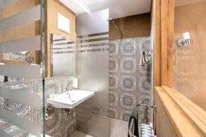 ein Bad mit einem Waschbecken und einem Spiegel in der Unterkunft SEINZ Wisdom Resort - Bio-Hotel vegan-vegetarisch in Bad Kohlgrub