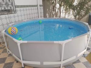 GabèsDar chenini的蓝色的水的大型热水浴池