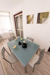a blue table and chairs in a room at APARTAMENTO DANAE centro in Zumaia