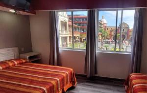Postel nebo postele na pokoji v ubytování HOTEL PLAZA PALACIO