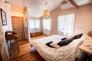 LantosqueにあるVue magnifique & Nature -Maison confortable -の木製の壁のベッドルーム1室(ベッド1台付)
