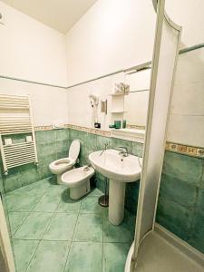 a bathroom with a toilet and a sink at Gambero Nero in Tellaro