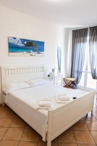 a bedroom with a large white bed in a room at Gambero Nero in Tellaro