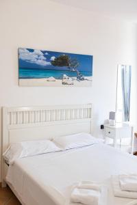 a bedroom with a bed and a picture of the ocean at Gambero Nero in Tellaro