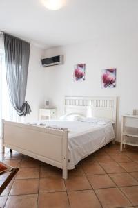 a white bed in a white bedroom with at Gambero Nero in Tellaro
