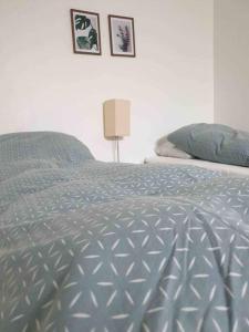 sypialnia z łóżkiem z niebieską kołdrą w obiekcie Cosy groundfloor apartment w mieście Sørvágur