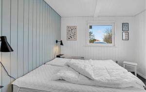 - une chambre avec un grand lit blanc et une fenêtre dans l'établissement Lovely Home In Rm With Sauna, à Lakolk