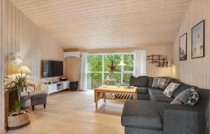 ÅlbækにあるBeautiful Home In lbk With 4 Bedrooms, Sauna And Wifiのリビングルーム(ソファ、テーブル付)