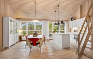ÅlbækにあるBeautiful Home In lbk With 4 Bedrooms, Sauna And Wifiのキッチン、ダイニングルーム(テーブル、椅子付)