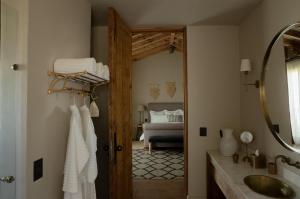 y baño con lavabo y espejo. en Hotel Grand María en Morelia