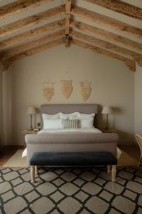 1 dormitorio con cama grande y techo de madera en Hotel Grand María en Morelia