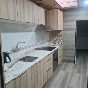 uma cozinha com um lavatório e um fogão em AM house em Burriana