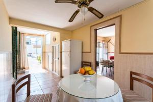 una cocina con una mesa con un bol de fruta. en La Francesa Doñana, en Villamanrique de la Condesa