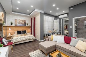 Ένα ή περισσότερα κρεβάτια σε δωμάτιο στο Pearl Pad - Stylish Seaside Duplex Apartment with HOT TUB - Sliema