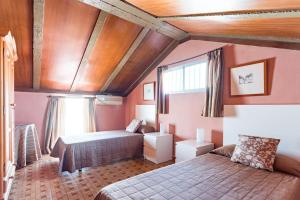 1 dormitorio con 2 camas y ventana en La Francesa Doñana, en Villamanrique de la Condesa