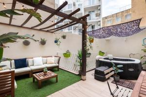 Χώρος καθιστικού στο Pearl Pad - Stylish Seaside Duplex Apartment with HOT TUB - Sliema