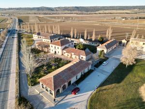 una vista aérea de una casa con carretera en Vettonia, en Ávila