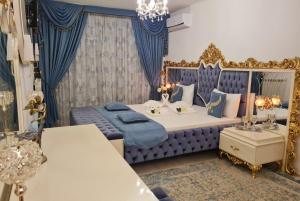 バンキャにあるHotel Dalia - Bankyaのベッドルーム(紫色のベッド1台、青色のカーテン付)