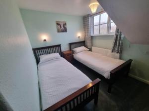 En eller flere senge i et værelse på The Harp Inn