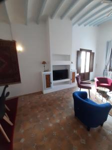 a living room with a blue chair and a tv at Ksar azul 6 pers à 2 mn de la plage in Villajoyosa