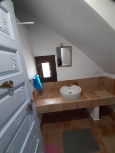 ein Badezimmer mit einem Waschbecken, einem Spiegel und einem Waschbecken in der Unterkunft Ksar azul 6 pers à 2 mn de la plage in Villajoyosa