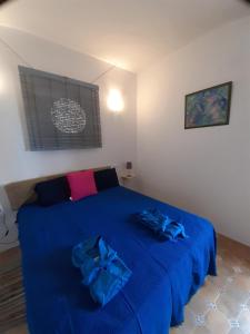 a bedroom with a blue bed with blue sheets at Ksar azul 6 pers à 2 mn de la plage in Villajoyosa