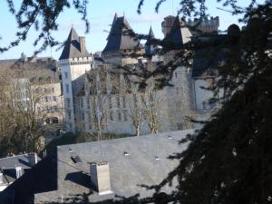 a large building with a castle in the background at Studio Quartier Château - Wifi - Garage individuel à clé - Electroménager complet in Pau