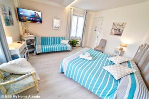 1 dormitorio pequeño con 2 camas y sofá en Bed & Breakfast My Home - Alassio, en Alassio