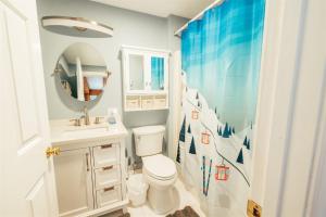 A bathroom at Newly Renovated, Spacious Condo, 3 min to the ski lifts!