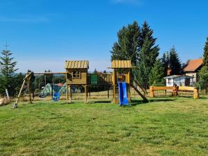 einen Park mit Spielplatz mit Spielgeräten in der Unterkunft Harz Pension in Friedrichsbrunn