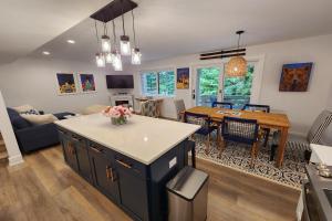 uma cozinha e sala de estar com uma mesa e um sofá em Heart & Soul Hideaway em Harbor Springs