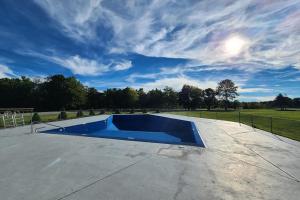uma piscina vazia num parque sob um céu nublado em Heart & Soul Hideaway em Harbor Springs