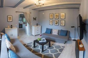 a living room with a couch and a table at Dom Sielski w Górach Stołowych in Radków