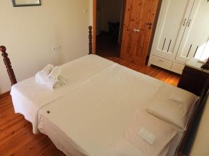 Postel nebo postele na pokoji v ubytování Konstantinos Siviri Nautilos Residence