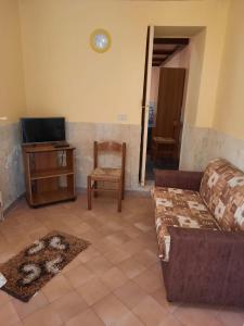 a living room with a couch and a chair at CASEVACANZASOTTOLETNA in Giarre