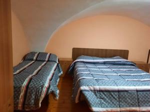 two beds in a room with an attic at Casa sotto l'Etna in Giarre