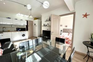Zdjęcie z galerii obiektu Pretty 40m with balcony near the beach w Fréjus