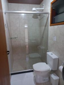 サン・ペードロ・ダ・セーハにあるSuites Estrelaのバスルーム(シャワー、白いトイレ付)