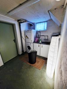 una pequeña cocina con fregadero y nevera. en The High Coast House en Örnsköldsvik