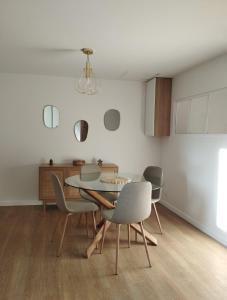 a dining room with a table and chairs at Agréable appartement en plein centre ville in Biscarrosse