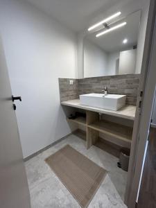 uma casa de banho com um lavatório e um espelho em Magnifique vue - Pistes 1 min - Parking possible em Saint-Jean-dʼAulps