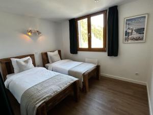A bed or beds in a room at Magnifique vue - Pistes 1 min - Parking possible