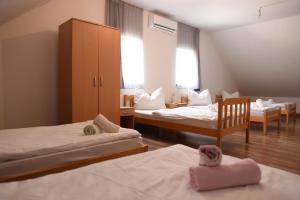 Postel nebo postele na pokoji v ubytování Prenoćište Džinić